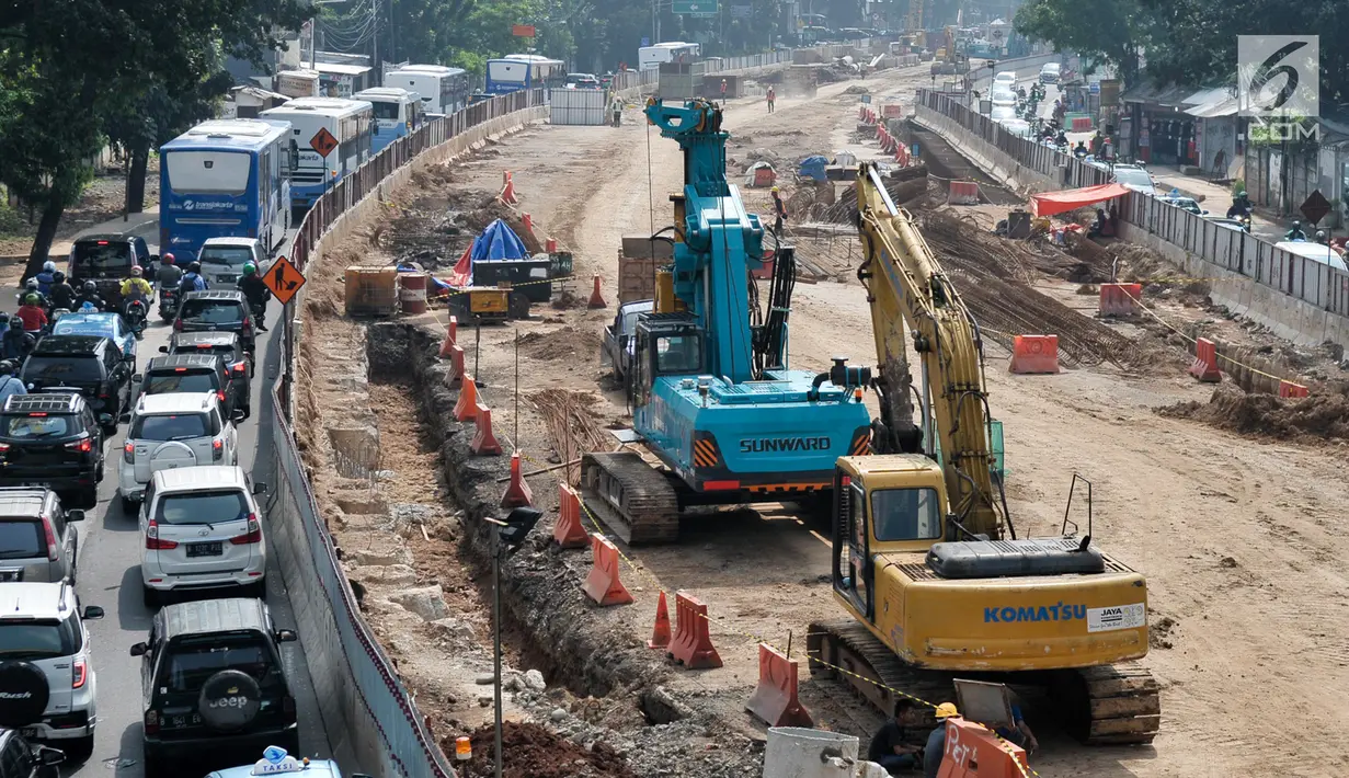 Sejumlah kendaraan melintas di area pembangunan underpass Kuningan-Mampang di Mampang Prapatan, Jakarta, Selasa (4/7). Pembangunan underpass Kuningan-Mampang kembali dikerjakan usai terhehti libur lebaran. (Liputan6.com/Yoppy Renato)