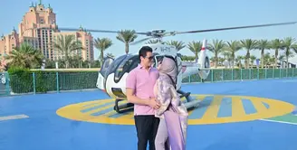 Syahrini dan Reino Barack sedang menikmati liburan di Dubai. Penyanyi asal Sukabumi itu tampak melihat kota terpadat di negara Uni Emirat Arab dari atas udara. Berikut potret Syahrinni yang makin mesra dan romantis bersama suami saat liburan. [Instagram/princessyahrini]