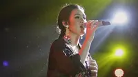 Penampilan Raisa pada gelaran Batik Music Festival 2019 di Candi Prambanan, Yogyakarta, Sabtu (5/10/2019). Sebelum berkolaborasi dengan Bunga Citra Lestari atau BCL, Raisa memamerkan suara merdunya dengan lagu 'Takkan Terganti', dan 'Mantan Terindah'. (Kapanlagi.com/Bambang Ekoros Purnama)