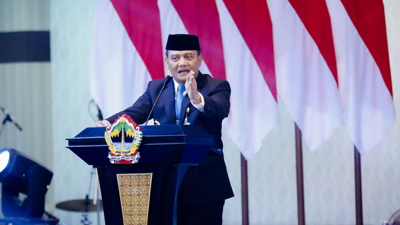 Gaya Kocak Gubernur Jateng Ahmad Luthfi Pakai Peci Miring Mau Pidato, Ngaku Marahi Sopir karena Dikira Salah Kantor