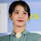 Aktris dan penyanyi Korea Selatan, Lee Ji-eun (IU), tersenyum dalam sebuah konferensi pers untuk film "Broker" di Seoul pada 31 Mei 2022. (Anthony Wallace/AFP)