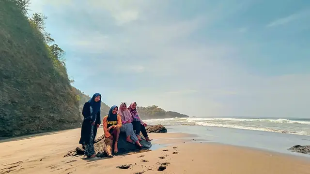 Pantai landai dengan ombak halus di Surumanis, Kebumen. (Foto: Liputan6.com/Galoeh Widura)
