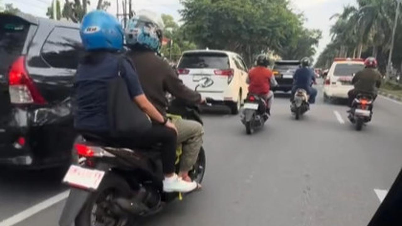 Temui Ambulans Dijalan, Aksi Pria Bantu Buka Jalan Ini Banjir Pujian