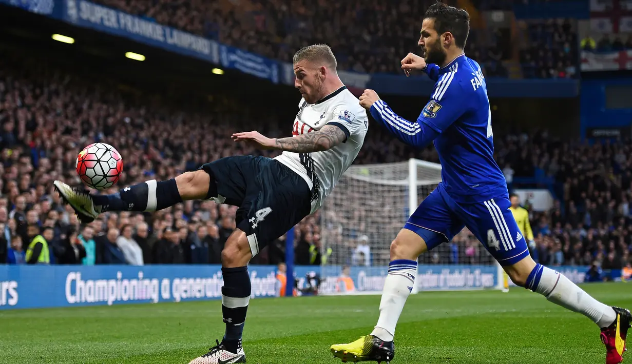 Bek Tottenham, Toby Alderweireld (kiri) berusaha menendang bola dari kejaran gelandang Chelsea, Cesc Fabregas pada lanjutan liga Inggris  di Stamford Bridge, London, (3/5). Chelsea bermain imbang dengan Tottenham dengan skor 2-2. (Reuters/Dylan Martinez)