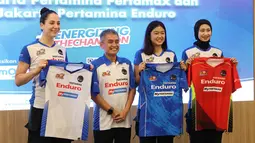 Direktur Utama PT Pertamina Lubricants, Werry Prayogi (kedua kiri) berfoto dengan tiga pemain tim voli putri Jakarta Pertamina Enduro (dari kiri) Giovanna Milana, Gendis Azzahra dan kapten tim, Hany Budiarti pada acara peluncuran dan perkenalan tim Jakarta Pertamina jelang Proliga 2024 di Grha Pertamina, Jakarta, Rabu (17/4/2024). (Bola.com/Abdul Aziz)