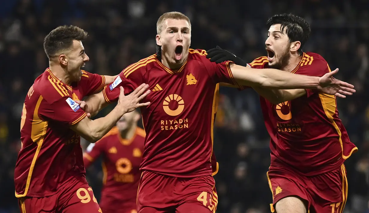 Pemain AS Roma, Rasmus Kristensen (tengah) melakukan selebrasi setelah mencetak gol kemenanngan ke gawang Sassuolo pada laga pekan ke-14 Liga Italia 2023/2024 di Mapei Stadium, Reggio Emilia, Italia, 3 Desember 2023. AS Roma sukses menang comeback dengan skor 2-1. (AP Photo/La Presse/Massimo Paolone)