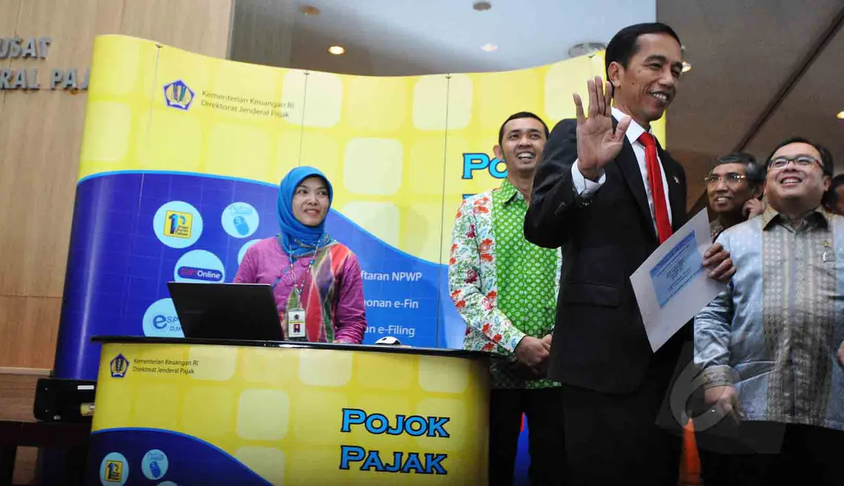 Presiden Joko Widodo (kanan) seusai mengisi surat pemberitahuan tahunan (SPT) pajak penghasilan menggunakan sistem e-filling di Kantor Pusat Ditjen Pajak Jakarta, Kamis (19/3/2015). (Liputan6.com/Faizal Fanani)