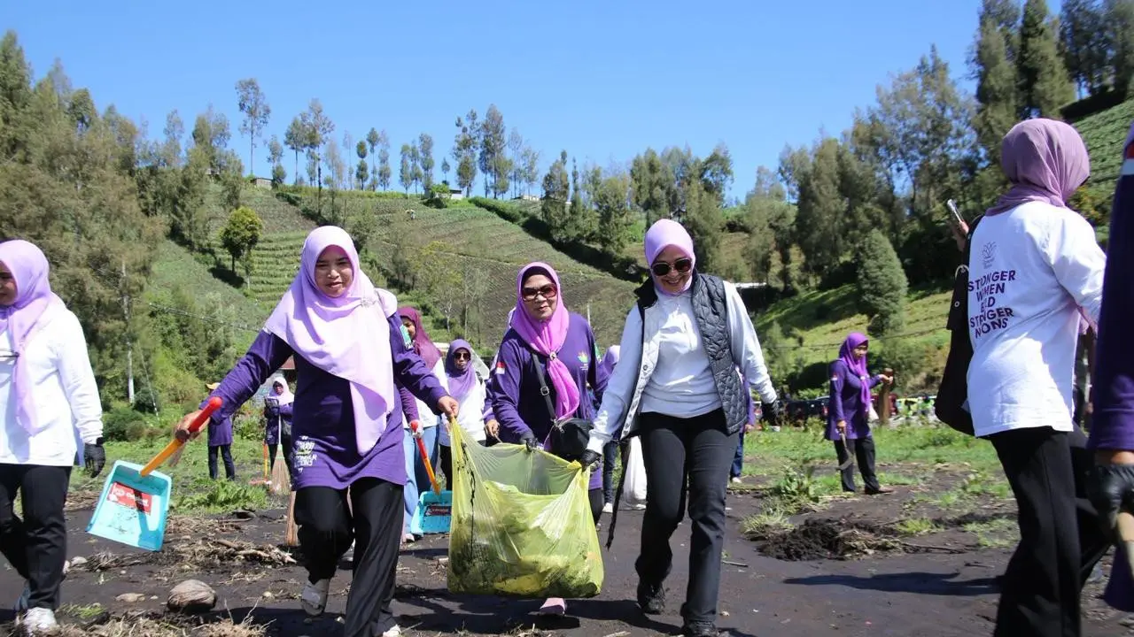 DPP Perempuan Bangsa menjaga peran vital paru-paru bumi lewat aksi bersih-bersih kawasan wisata Ranupani serta kegiatan penanaman pohon di kawasan Ranu Regulo, Lumajang, Sabtu (2/5/2026) (Istimewa)