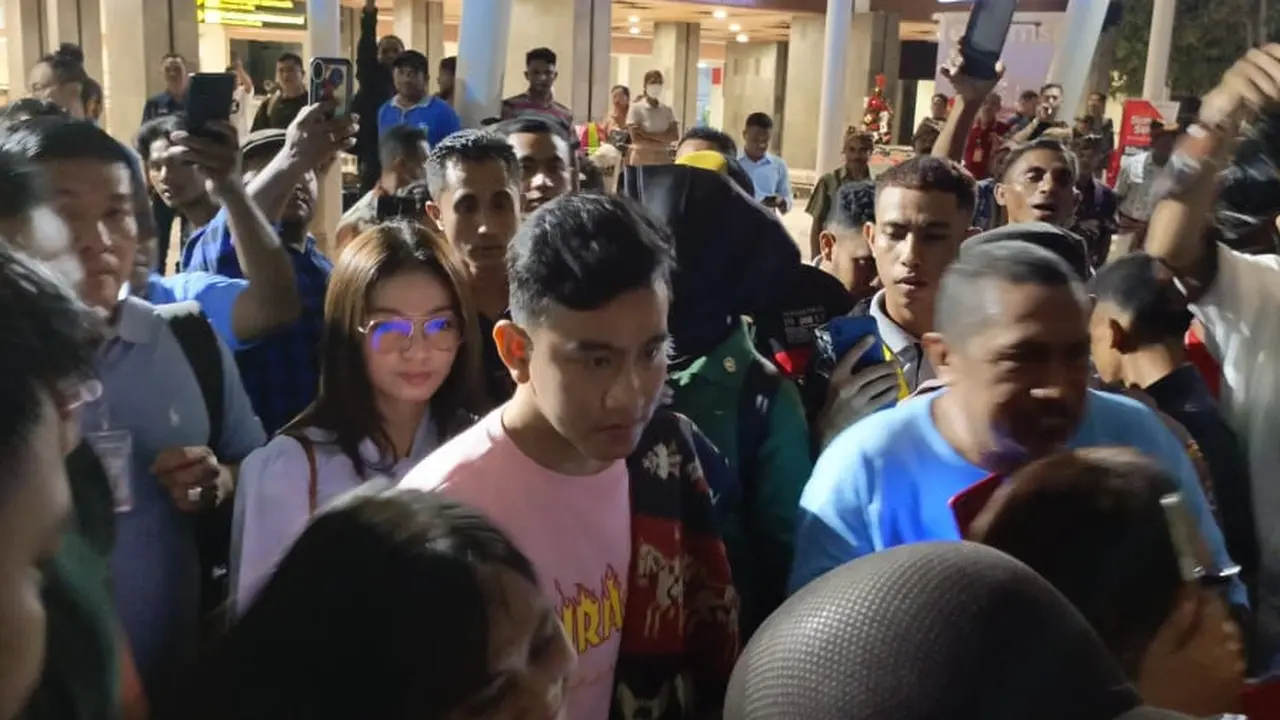 Gibran Rakabuming Raka saat tiba di Bandara El Tari Kupang, Jumat 29 Desember 2023 malam (Liputan6.com/Ola Keda)