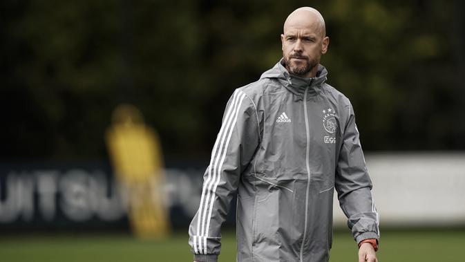 3. Erik Ten Hag - Pria berusia 49 tahun ini berhasil menyulap Ajax Amsterdam menjadi tim yang agresif. Selain itu Ia juga mampu memaksimalkan bakat muda seperti Frenkie De Jong, Matthijs De Ligt menjadi pemain yang fenomenal. (AFP/Kenzo Tribouillanrd)