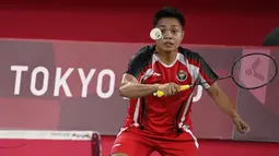 Pebulu tangkis Indonesia Apriyani Rahayu melakukan pukulan pada pertandingan pertama Grup A bulu tangkis ganda putri melawan Malaysia di Musashino Forest Sport Plaza, Sabtu (24/7/2021). Greysia Polii / Apriyani mengalahkan Chow Mei Kuan / Lee Meng Yean dengan skor 21-17. (Alexander NEMENOV/AFP)
