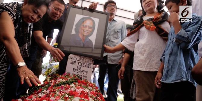VIDEO: Ratusan Pelayat Hadiri Pemakaman Yon Kuswoyo