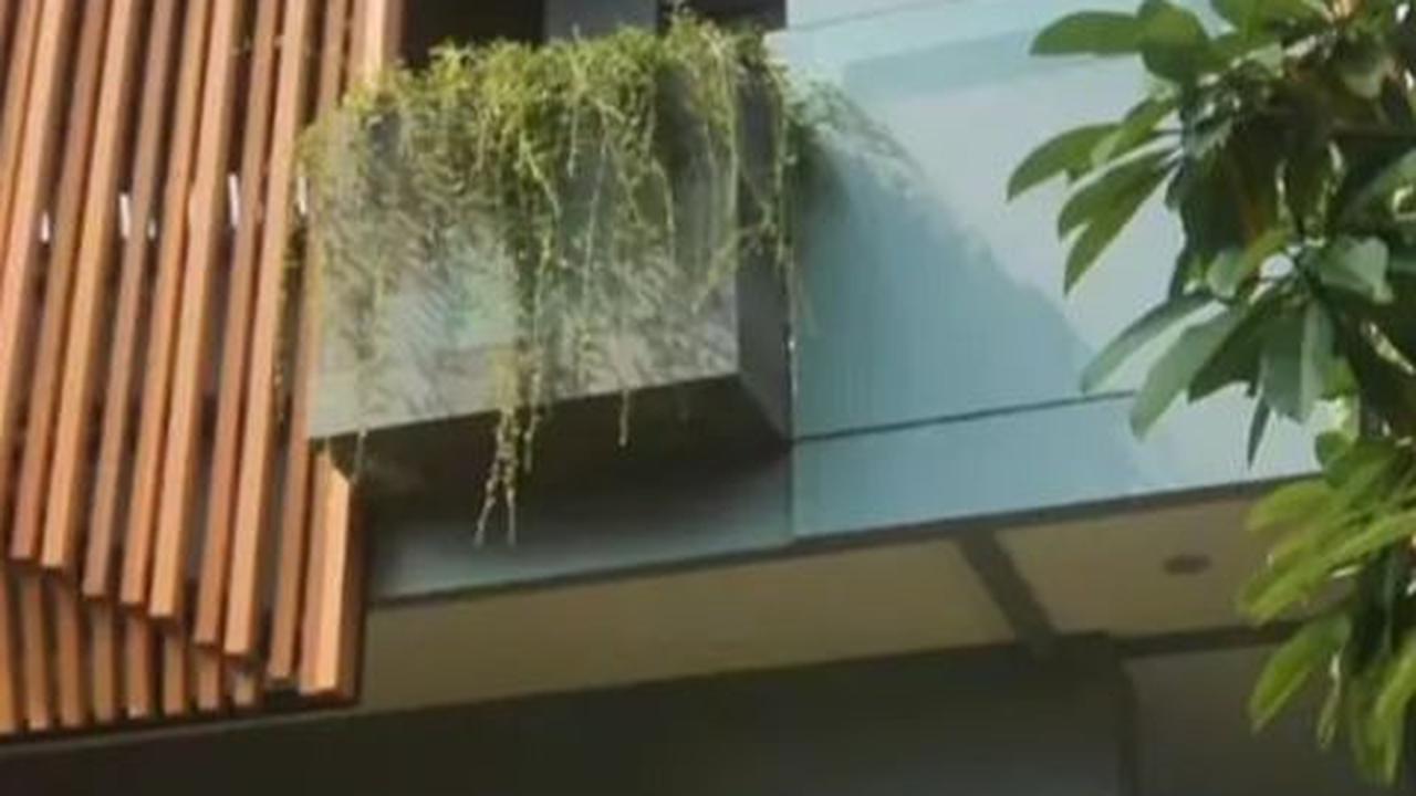 Rumah dua tingkat ini didominasi oleh warna abu-abu yang dipadukan dengan sentuhan kayu.