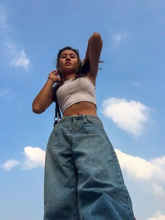 <p>Males pakai outift yang ribet? Pasangkan dengan crop top putih aja! (sumber ; Instagram @shenacinnamon)</p>