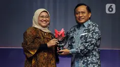 Direktur SCM Imam Sudjarwo (kanan) memberikan penghargaan kategori Program Inovatif untuk Negeri kepada Menteri Ketenagakerjaan Ida Fauziyah pada acara Merdeka Award 2023 di SCTV Tower, Jakarta, Rabu (30/8/2023). Kementerian Ketenagakerjaan menerima Merdeka Award 2023 atas berbagai terobosan dalam Program Inovatif untuk Negeri. (Merdeka.com/Imam Buhori)