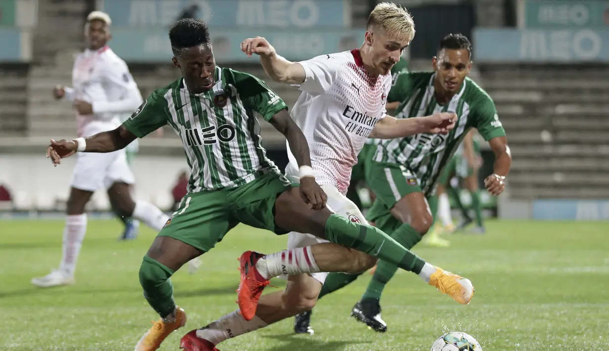 Bek AC Milan, Alexis Saelemaekers, berusaha melewati pemain Rio Ave pada laga play-off Liga Europa 2020/2021 di Estadio Dos Arcos, Jumat (2/10/2020) dini hari WIB. AC Milan menang dengan skor 9-8 atas Rio Ave lewat adu penalti. (AP Photo/Luis Vieira)