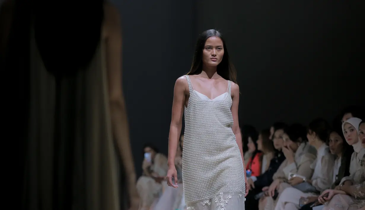 Merujuk pada era datangnya awal milenia warna lacquer atau perak, dihadirkan mengkomplemen berbagai tampilan busana. [Foto: Document/FIMELA]