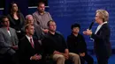 Para penonton mendengarkan Capres dari Partai Demokrat, Hillary Clinton dalam putaran kedua debat capres AS di Washington University, AS, Minggu (9/10). Hillary menyerukan warga AS bersatu dengan slogan kampanye, 'stronger together'. (REUTERS/Jim Young)