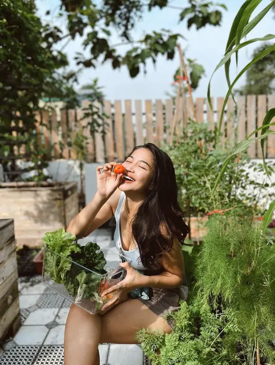Eriska Nakesya tetap kece meskipun outfit yang dikenakan simple. (FOTO: instagram.com/eriskanakesya/)