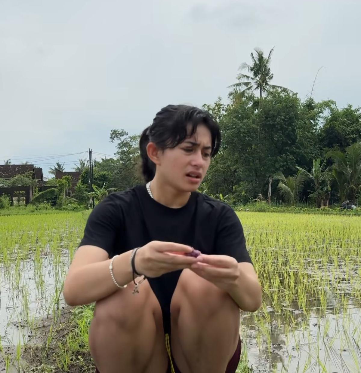 Potret Sintya Marisca Nyemplung ke Sawah Bantu Petani Menanam Padi