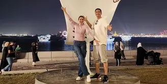 Beberapa hari lalu, Darius dan Donna tiba di Qatar. Pasangan ini tidak langsung ke stadion, mereka tampak mengunjungi beberapa sudut kota Doha. [Foto: instagram.com/darius_sinathrya/dagnesia]