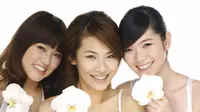 Tidak hanya dikenal memiliki tubuh yang langsing, wanita Jepang juga memiliki kulit mulus sempurna. Yuk, tiru perawatan wajah wanita Jepang!