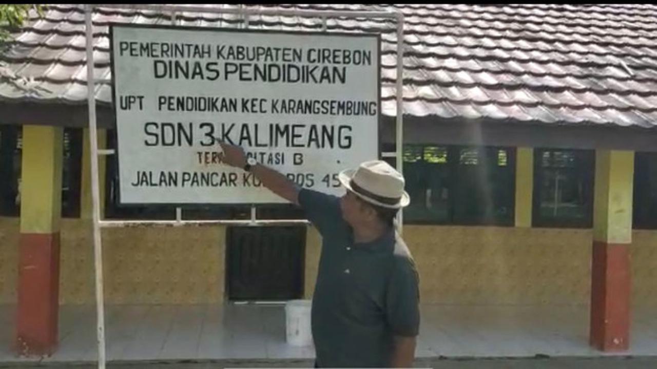 Ironi, Siswa SD Cirebon Harus Belajar di Luar Kelas Imbas Kondisi Bangunan Memprihatinkan