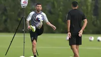 Penyerang Inter Miami, Lionel Messi menendang bola saat melakukan latihan di Florida Blue Training Center di Fort Lauderdale, Florida pada 20 Juli 2023. (AP Photo/Lynne Sladky)
