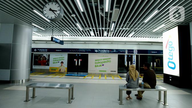 Calon penumpang menunggu MRT di Stasiun MRT Bundaran HI, Jakarta, Jumat (10/1/2020). PT MRT membagikan pin penumpang prioritas kepada lansia, ibu hamil, dan disabilitas fisik. (merdeka.com/Imam Buhori)