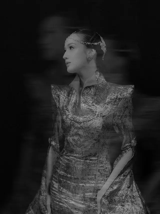 7 Potret Laura Moane di Catwalk JF3, Tampil Menyala dengan Busana Emas