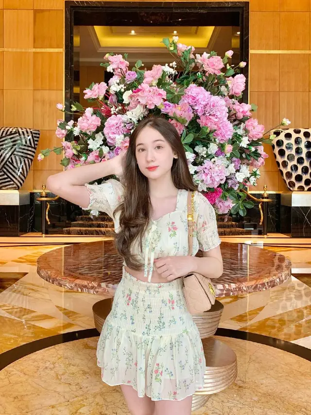 Jadi Anak Culun di Dari Jendela SMP, Ini 6 Gaya Laura Moane yang Bikin Pangling