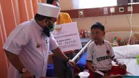 Senyum bocah penderita Leukemia ini kembali mengembang saat dikunjungi Wali Kota Bengkulu Helmi Hasan. (Liputan6.com/Yuliardi Hardjo)