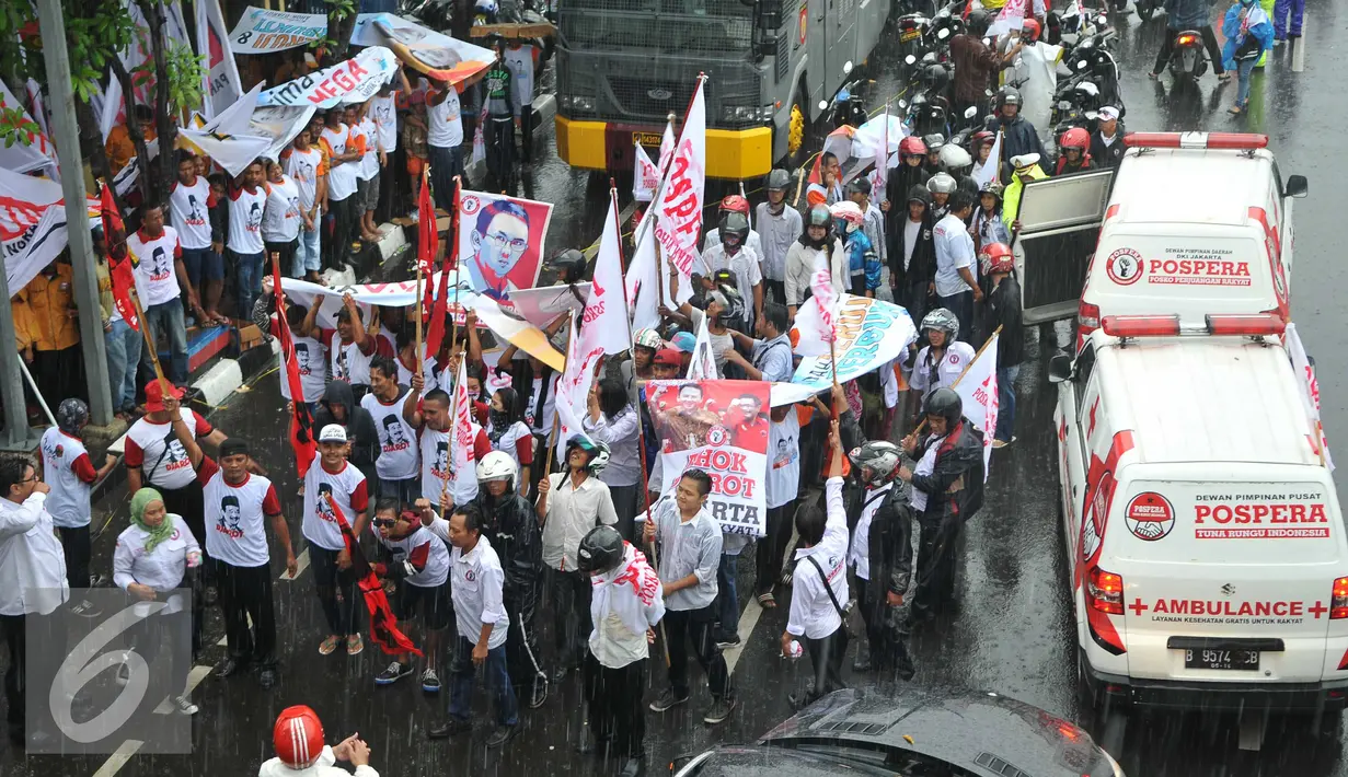 Para pendukung Cagub DKI Jakarta Ahok dan Djarot mengibarkan bendera saat berada di KPUD DKI Jakarta, Rabu, (21/9). Cagub DKI Jakarta Ahok-Djarot akan mendaftarkan diri ke KPU DKI. (Liputan6.com/Gempur M Surya)