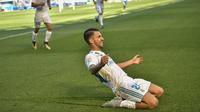 Gelandang Real Madrid, Dani Ceballos, melakukan selebrasi usai mencetak gol ke gawang Deportivo Alaves pada laga La Liga di Stadion Mendizorroza, Sabtu (23/9/2017). Real Madrid menang 2-1 atas  Deportivo Alaves. (AP/Alvaro Barrientos)