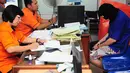 Dalam rekonstruksi tersebut, petugas melakukan serangkaian reka ulang alur narkoba sampai akhirnya ketiga pelaku berhasil ditangkap, Jakarta, Selasa (1/7/14). (Liputan6.com/Faizal Fanani)
