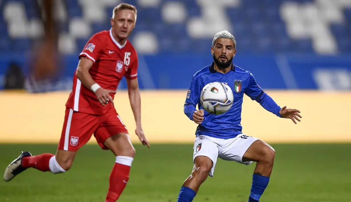 Penyerang Italia, Insigne berusaha mengontrol bola dari kawalan pemain Polandia, Kamil Glik pada pertandingan UEFA Nations League di Stadion Mapei, di Reggio Emilia, Italia, Minggu (15/11/2020). Italia menang atas Polandia 2-0. (Fabio Ferrari/LaPresse via AP)