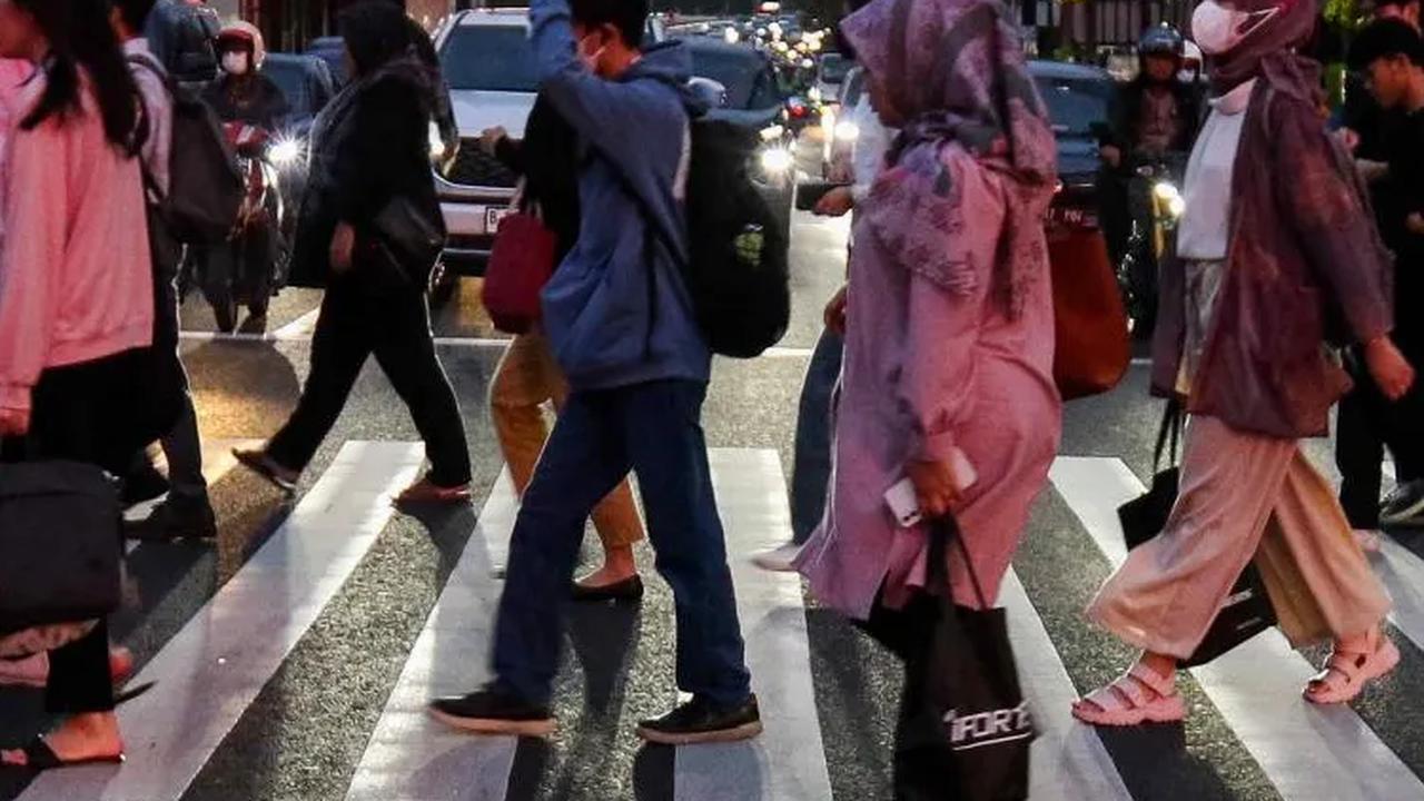 Curhat Buruh Kerap Terjerat Pinjol Gara-Gara Kenaikan UMP Terlalu Kecil