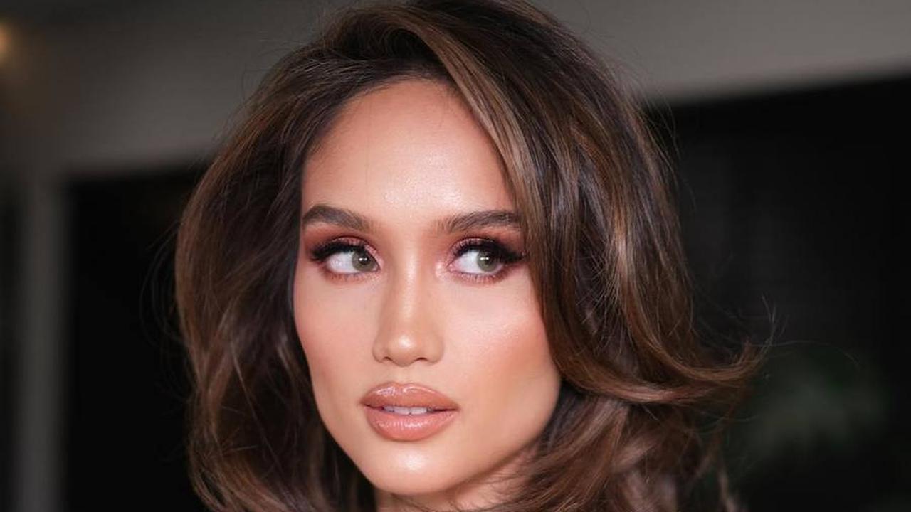 Saat memamerkan potret kecantikannya setelah potong rambut, Cinta menambahkan caption singkat, "New hair, new ATTITUDE."