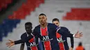 Penyerang PSG, Kylian Mbappe berselebrasi usai mencetak gol lewat penalti ke gawang Barcelona pada leg kedua babak 16 besar Liga Champions di stadion Parc des Princes, Paris (11/3/2021). PSG pun lolos ke perempat final Liga Champions musim ini. Mereka unggul agregat 5-2. (AFP/Franck Fife)