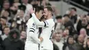 Pemain Tottenham Hotspur, Son Heung-min dan James Maddison merayakan gol ke gawang Fulham pada laga Liga Inggris di Stadion Tottenham Hotspur, Selasa (24/10/2023). Kedua pemain ini menyumbang masing-masing satu gol untuk kemenangan spurs. (AP Photo/Kin Cheung)