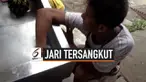 Seorang penjual daging di Thailand alami peristiwa langka. Jarinya tersangkut di lubang wastafel saat mencoba membersihkannya. Petugas penyelamat pun kesulitan untuk menolong korban.