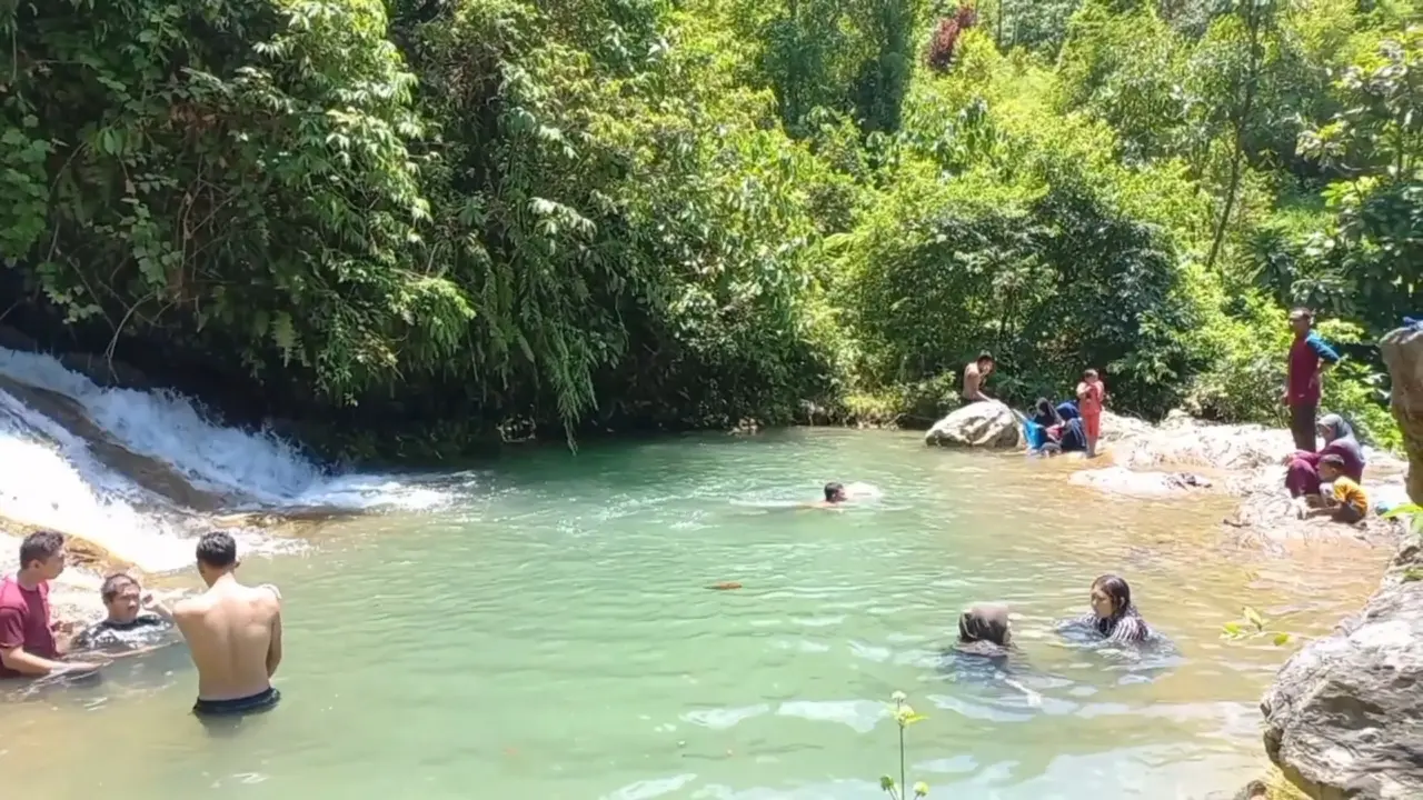 Air Terjun 7 Tingkat jadi tujuan wisata warga Aceh saat libur lebaran.