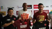 Dua pemain anyar PSM, Alessandro 'Sandro' Ferreira Leonardo (striker) dan Imam Arief Fadillah (kiper), dalam sesi perkenalan di Makassar, Rabu (1/8/2018). (Bola.com/Abdi Satria)