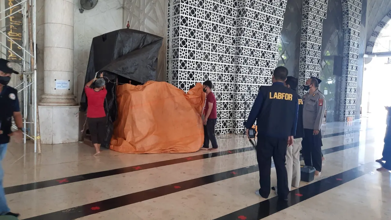 Kondisi mimbar Masjid Raya usai dibakar pria misterius (Liputan6.com/Fauzan)