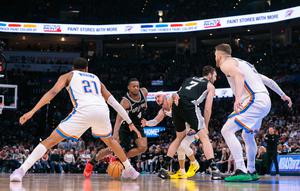 Pemain Spurs De'Aaron Fox menerobos pertahanan Thunder pada NBA Natal 2025 (AFP)