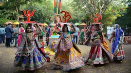 Sejumlah penari wanita dari Panghat Group of Performing Arts berpartisipasi dalam latihan tari 'Garba' menjelang festival 'Navratri' di Ahmedabad (5/10). 'Navratri' atau festival tari dimulai 10 Oktober 2018. (AFP Photo/Sam Panthaky)