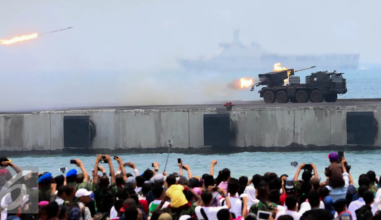 Kendaraan alutista meluncurkan roket saat peringatan HUT TNI ke-70 di Dermaga Indah Kiat, Cilegon, Banten, Senin (5/10/2015). HUT TNI Ke-70 ditandai atraksi tempur tiga matra TNI Angkata Darat, Laut dan Udara. (Liputan6.com/Faisal Fanani)