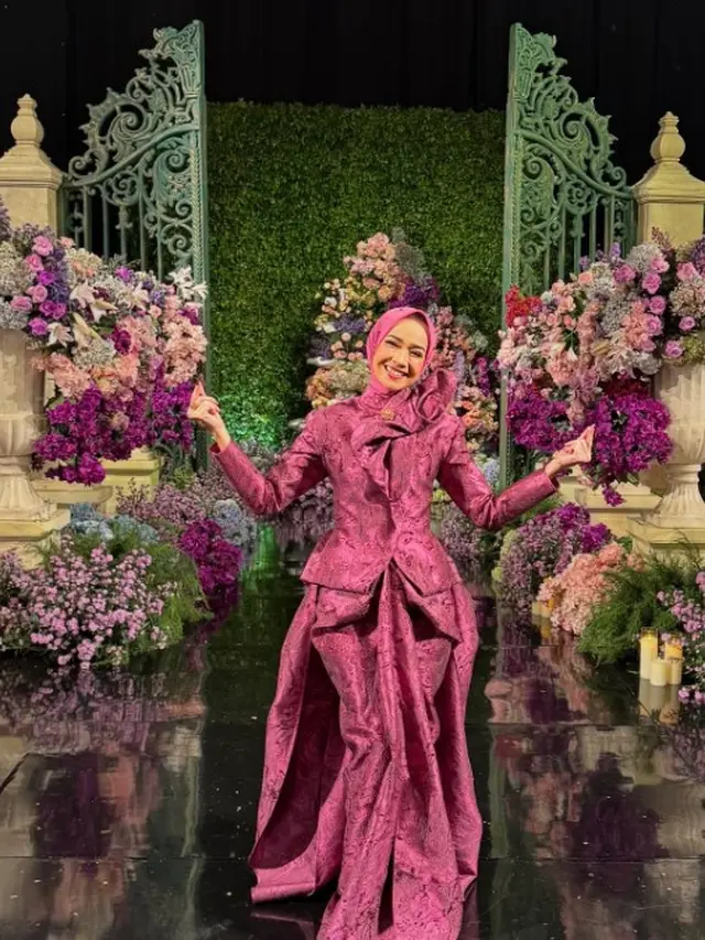 Alya Rohali Pakai Gaun Merah saat Hadiri Pernikahan Sang Putri