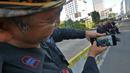 Sejumlah Korps Brimob berfoto disela penjagaan mereka di kawasan MH Thamrin, Jakarta, Jumat (24/5/2019). Usai kerusuhan 22 Mei 2019, penjagaan di kawasan jalan MH Thamrin sampai Jumat, 24 Mei 2019 masih terus dilakukan oleh aparat kepolisian. (Liputan6.com/Herman Zakharia)