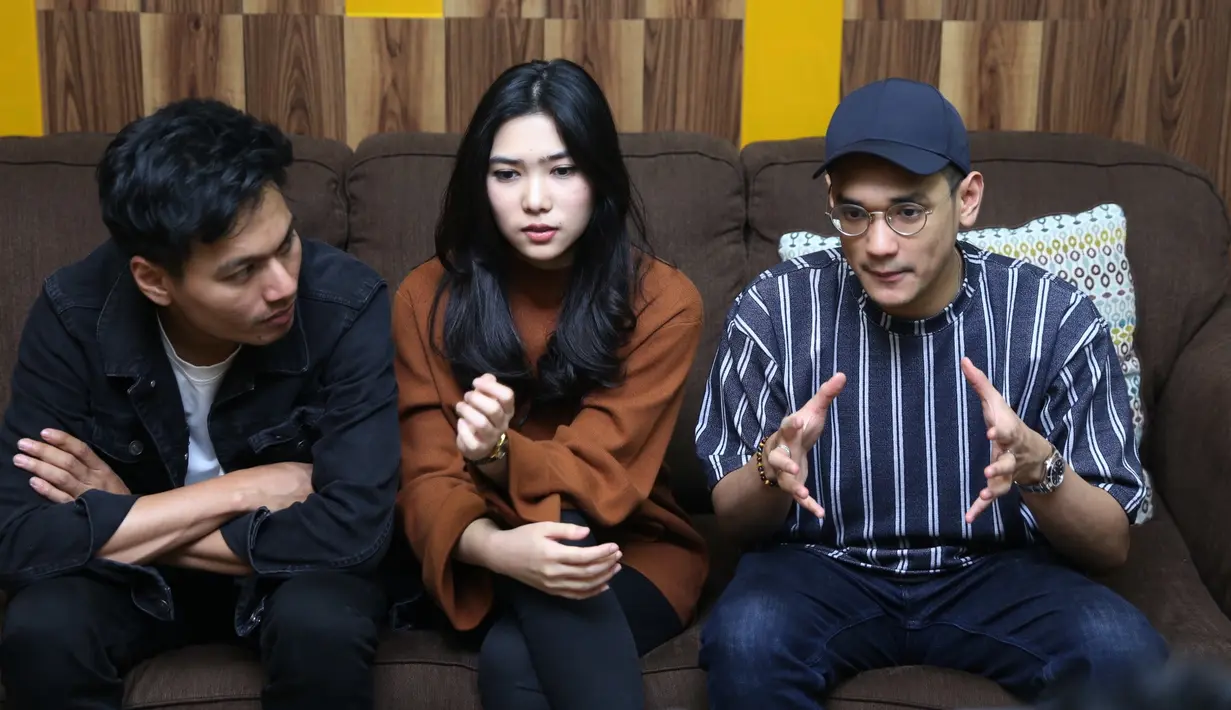 "Kami sih ingin bikin roadshow atau tur ya. Tapi belum ada rencana. Belum ada yang ngajakin juga. Ini masih jadi angan-angan saja," kata Afgan saat ditemui di studio Trans TV, kawasan Mampang, Jakarta Selatan, Rabu (21/03/2018). (Nurwahyunan/Bintang.com)